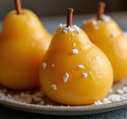 Poires Pochées à la Vanille : L’Alliance Parfaite du Raffinement et de la Douceur pour un Dessert Inoubliable